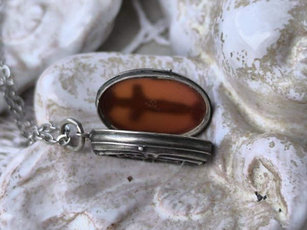 画像17: 【カーネリアン嵌め込みシルバー製ミニルリケール風ロケット】【キリスト磔刑十字架と勝利の聖母】フランス・アンティーク＆ヴィンテージ聖品 (17)