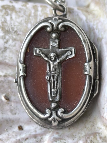 画像8: 【カーネリアン嵌め込みシルバー製ミニルリケール風ロケット】【キリスト磔刑十字架と勝利の聖母】フランス・アンティーク＆ヴィンテージ聖品 (8)