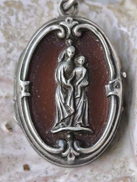 画像10: 【カーネリアン嵌め込みシルバー製ミニルリケール風ロケット】【キリスト磔刑十字架と勝利の聖母】フランス・アンティーク＆ヴィンテージ聖品 (10)