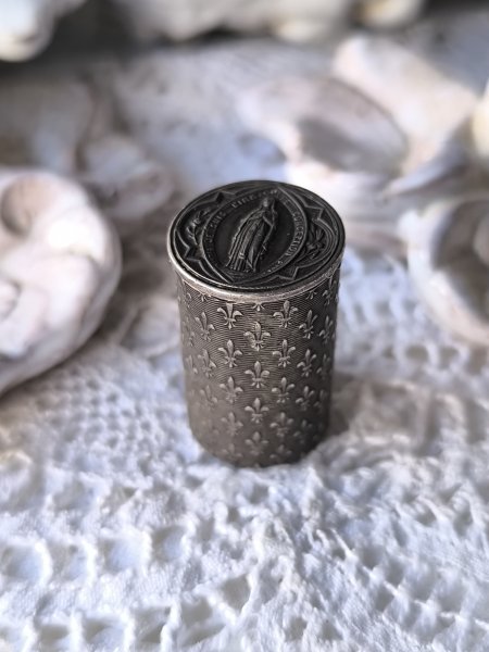 画像2: 【リュドビク・ペナン】【無原罪のお宿りフルールドリス文様ケース】フランス・アンティーク＆ヴィンテージ聖品 (2)