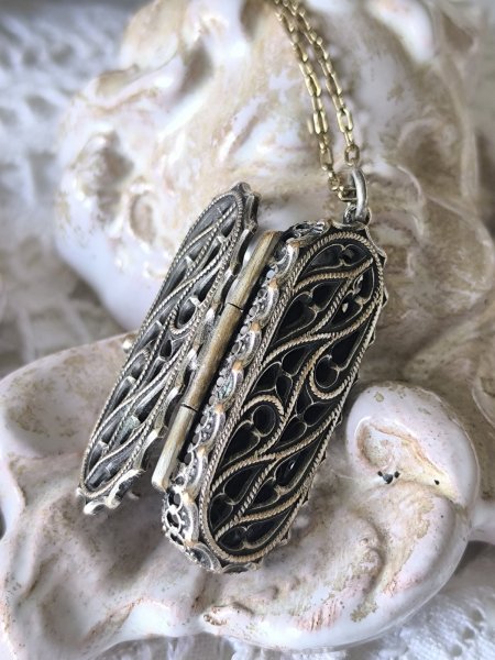 画像13: 【聖堂薔薇窓風透かしトレーサリー】【ミニ聖像ケースペンダント】フランス・アンティーク＆ヴィンテージ聖品 (13)