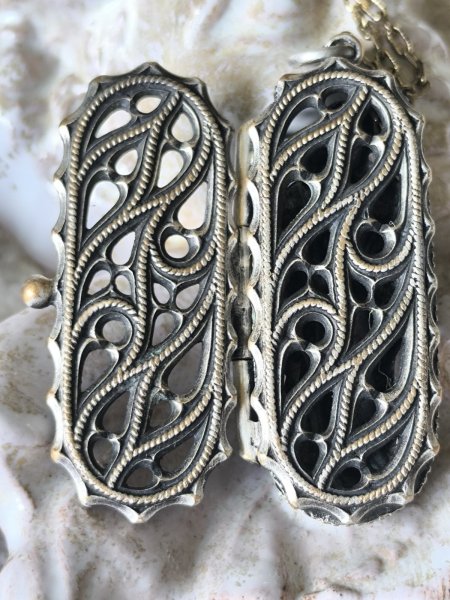 画像15: 【聖堂薔薇窓風透かしトレーサリー】【ミニ聖像ケースペンダント】フランス・アンティーク＆ヴィンテージ聖品 (15)