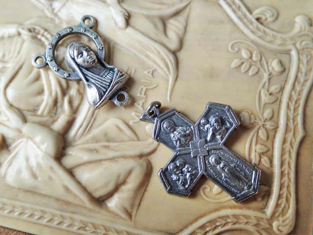 アンティーク 聖アントニオと子供達 花紋十字型クロス メダイチャーム 革紐付き