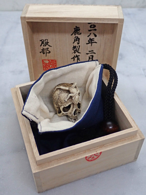 【購入特典】緒締め　印籠　巾着　煙草入れ　根付　netsuke　ドクロ　ストラップ　などに　骨彫り　髑髏　骸骨　緒締玉　紐通し　しゃれこうべ　緒締玉 根付