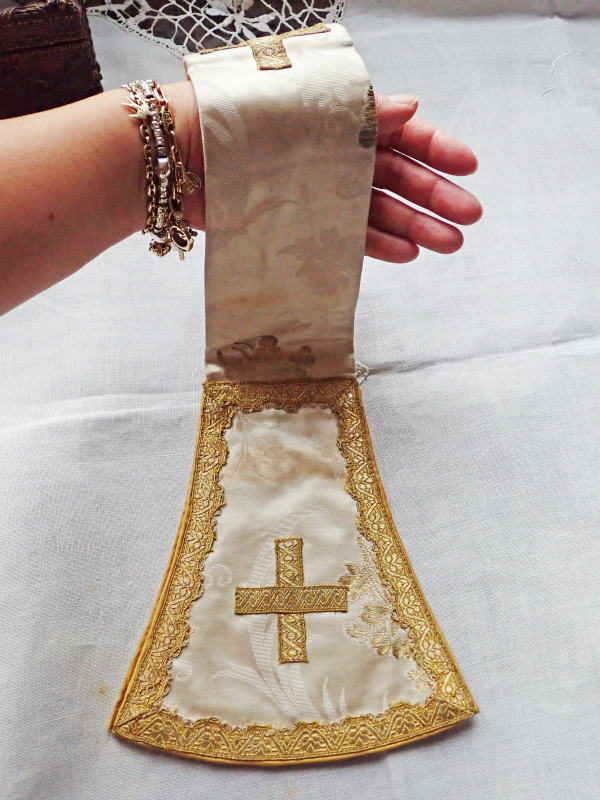 聖職者祭服関連品】【司祭が実際に使用していたマニプル・白と金糸B